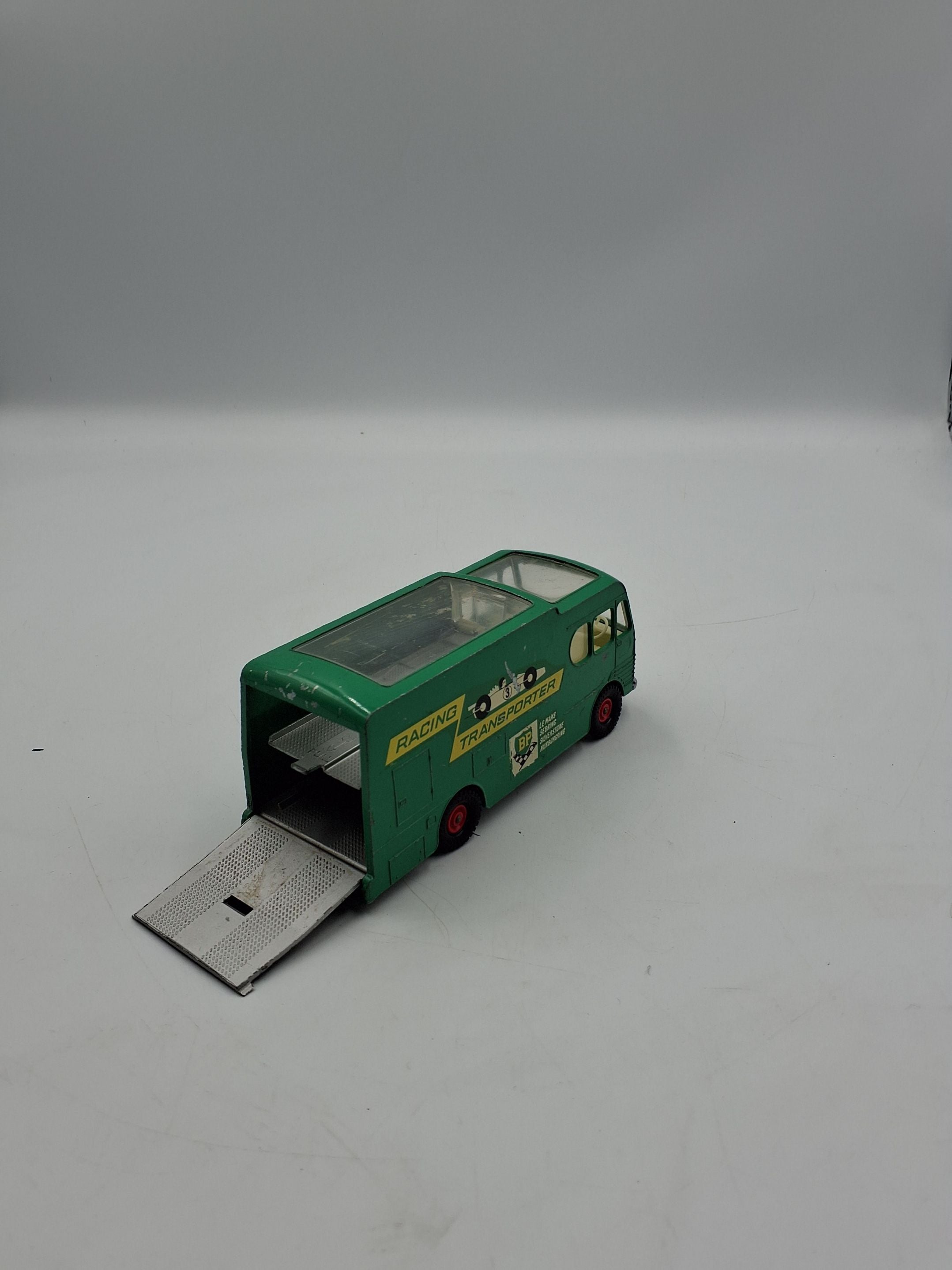 Matchbox Racing car transportet
